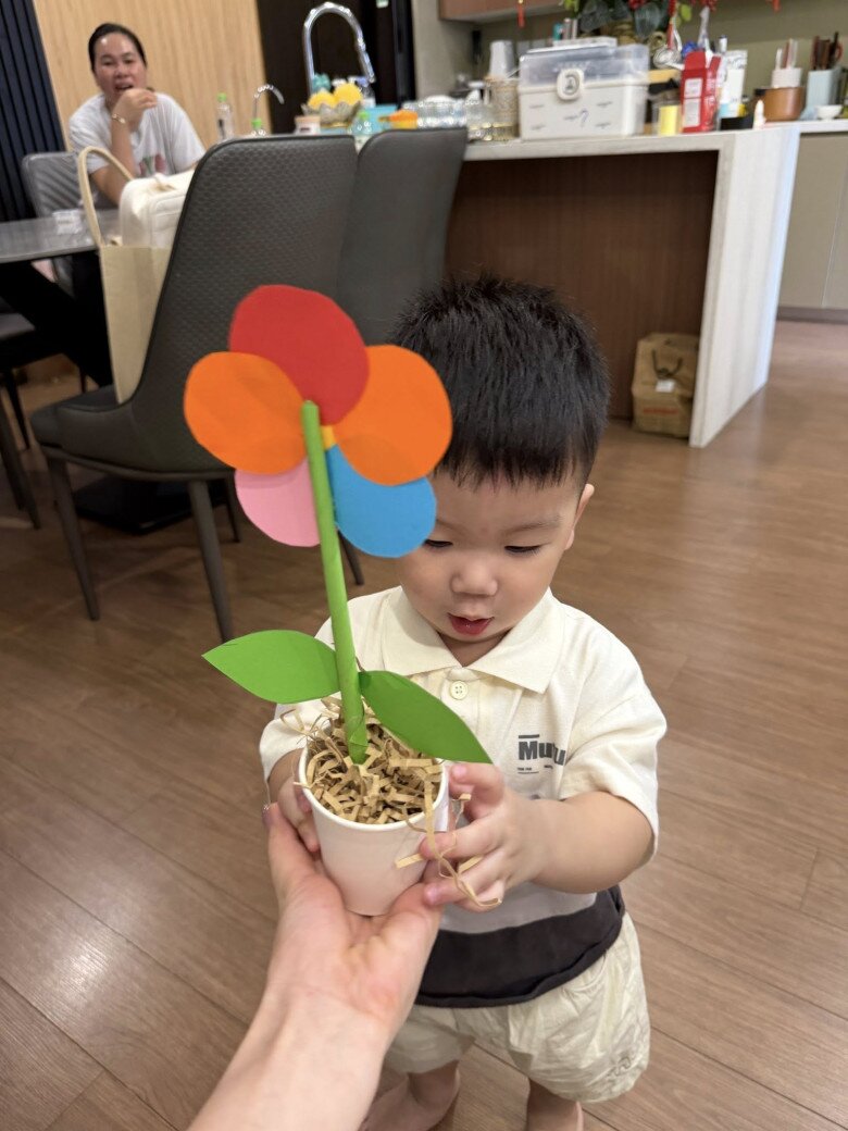 Đã biết làm hoa tặng mẹ dịp lễ.