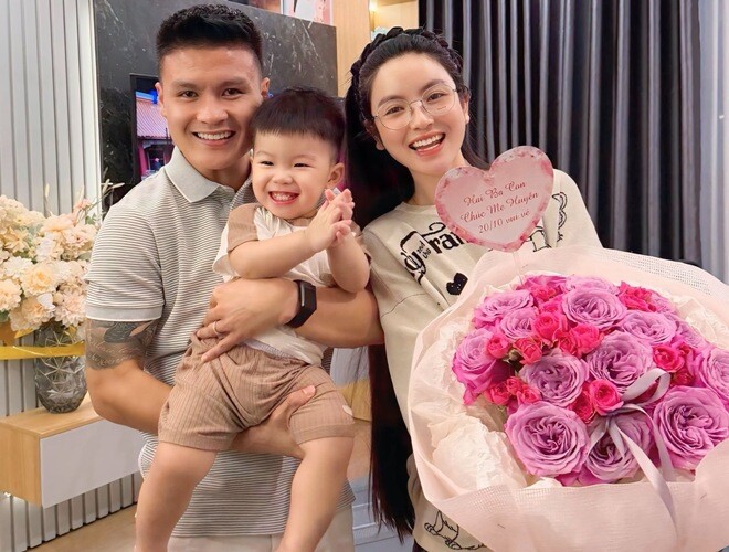 Học trường quốc tế 100 triệu/năm, con trai Quang Hải và vợ đại gia Chu Thanh Huyền 15 tháng tuổi nói tiếng Anh rất tốt - 1