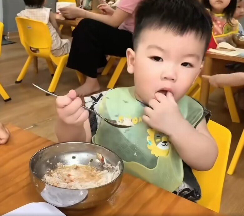 Hot mom Chu Thanh Huyền từng khoe con trai ở lớp và ở trường đều tự xúc ăn.