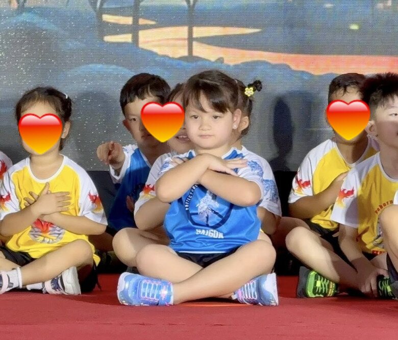 Con gái Đỗ Quang Vinh luôn tự tin tham gia các hoạt động ở trường.