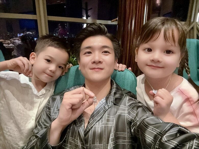 Hai nhóc tỳ đều là đứa trẻ tình cảm và dành nhiều tình yêu cho bố.