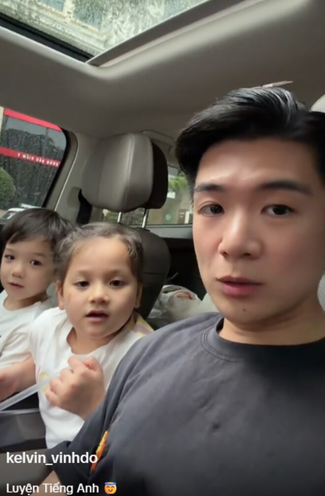 Bố test trình tiếng Anh của hai con.