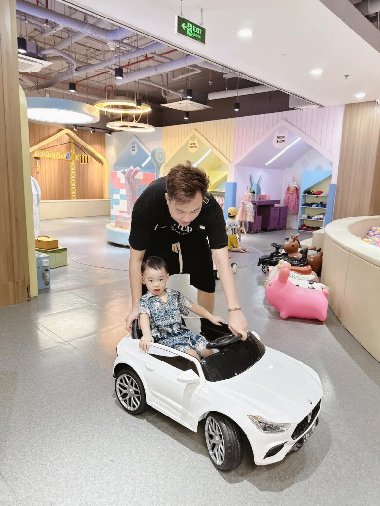 Ông bố sinh năm 1990 đồng hành cùng vợ trong việc chăm sóc các con.