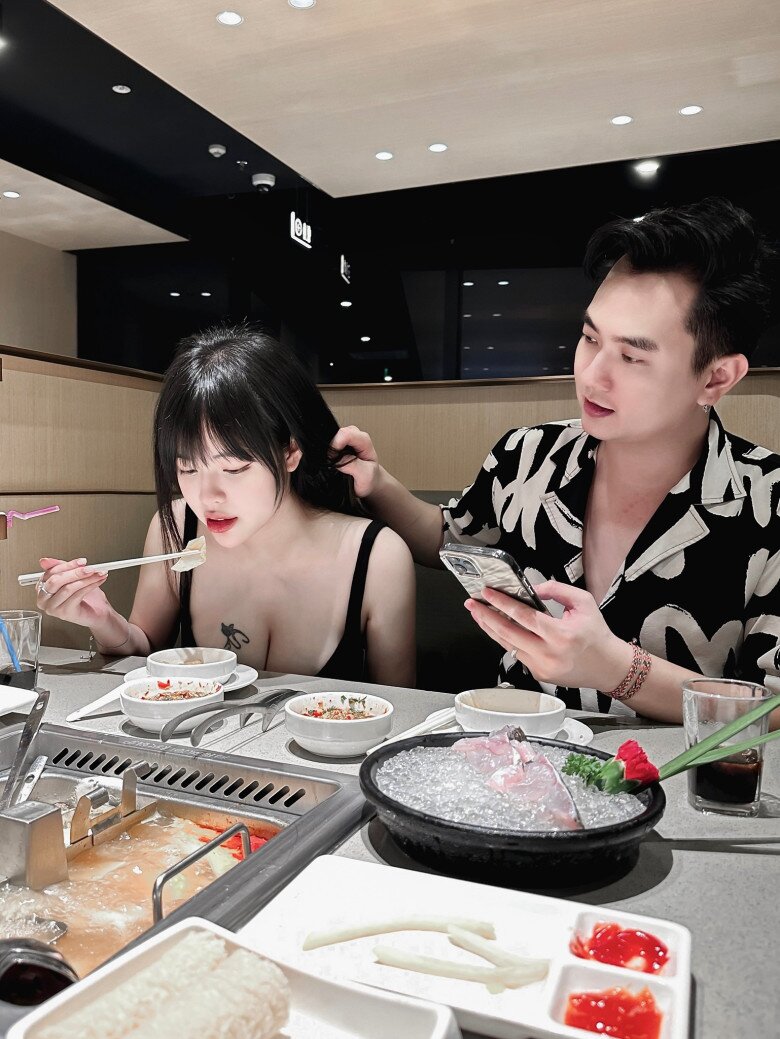 Anh chăm chút vợ từng chút một vì cô đã vất vả sinh được 2 thiên thần đáng yêu.