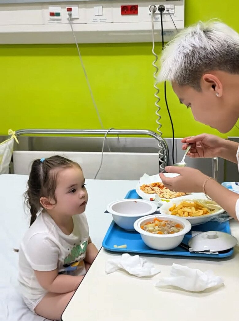 Cô nhóc được ba Bi Bảo chăm sóc chu đáo.