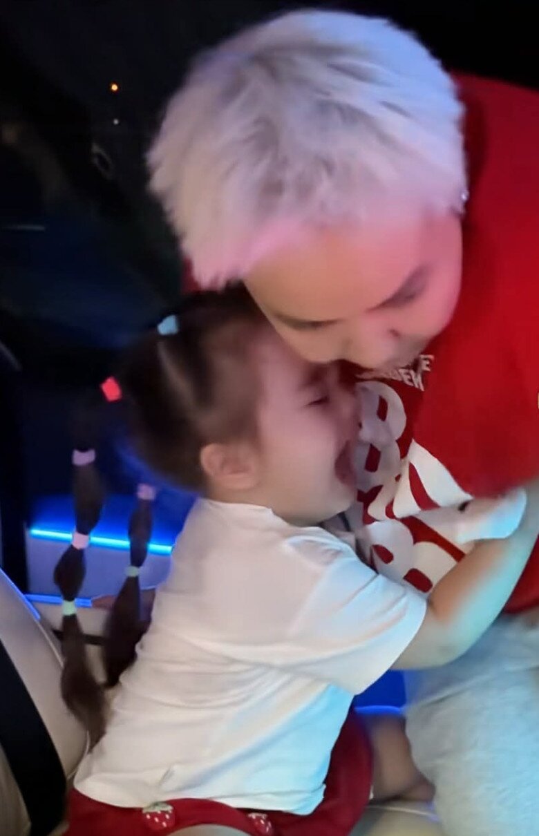 Bé Mật Ong òa khóc giây phút xa mẹ