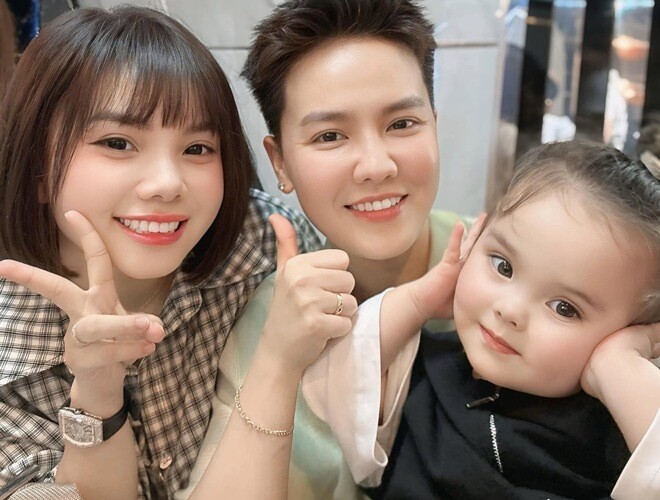 Hotgirl Huế Múi Xù một mình sang Mỹ đón con thứ hai, khóc nức nở khi phải xa bé Mật Ong 1 năm - 1