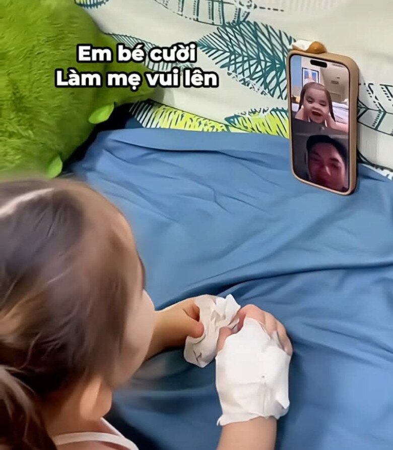 Cô bé hiểu chuyện, an ủi mẹ Múi Xù.