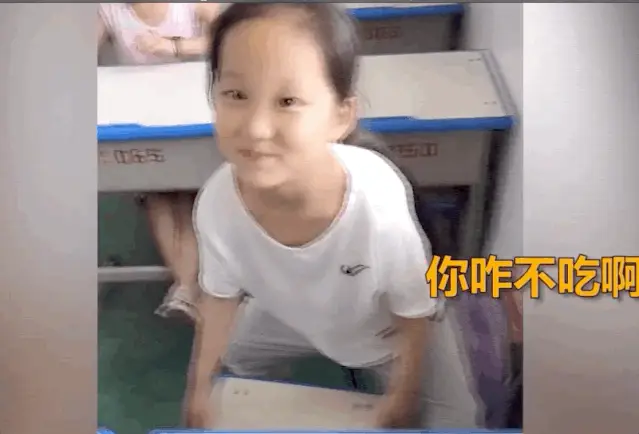 Cô bé muốn dành tặng miếng dưa hấu cho mẹ.