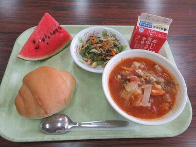 Tất cả các bạn học đều ăn nhưng riêng chỉ có một mình bé gái này là để dành lại miếng dưa hấu. Ảnh minh họa