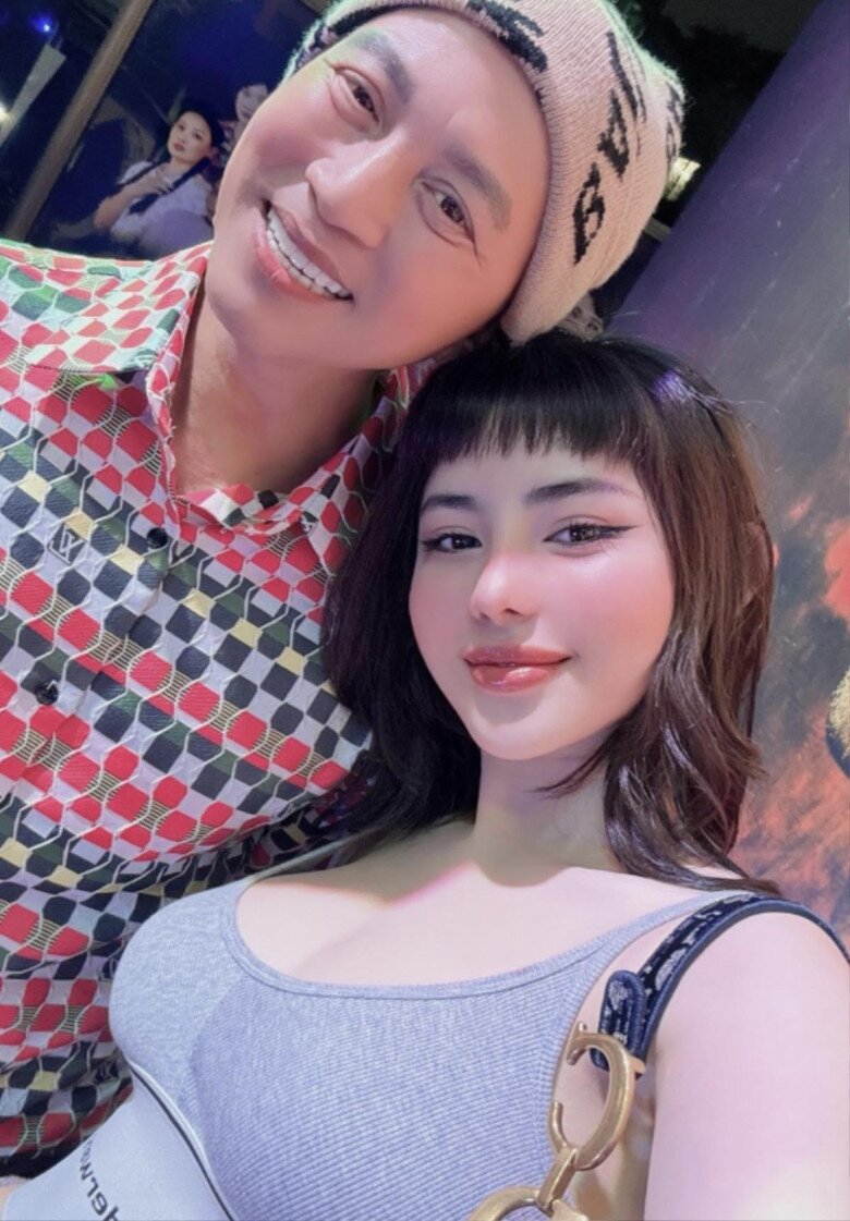 Sao nam V-biz 3 năm đèo con gái Á hậu từ quán bar về, giờ U52 được cùng con ăn 15 món phủ vàng, ái nữ xinh đẹp nổi bật - 6