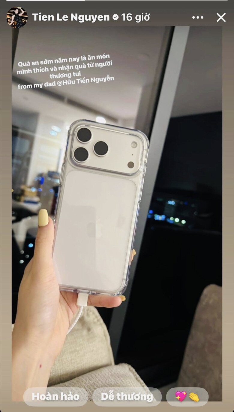 Trước đó, nam diễn viên cũng đã tặng con gái một chiếc điện thoại Iphone sang xịn.