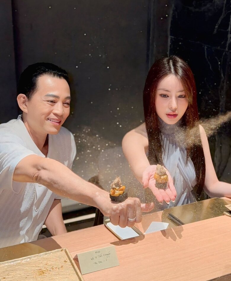 Cảnh bố con Hữu Tiến thưởng thức món ăn ở nhà hàng Nhật khiến ai nấy trầm trồ.