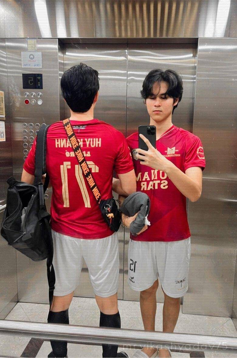 Huy Khánh và con trai giữ thói quen đi đá bóng chung mỗi lần gặp nhau.