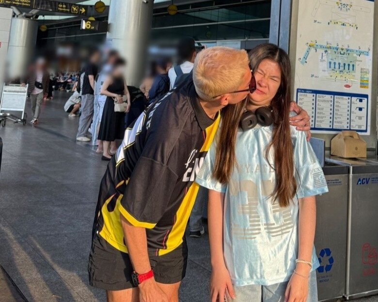 Một nụ hôn vào má lúc tạm biệt cũng khiến cô bé khó chịu.