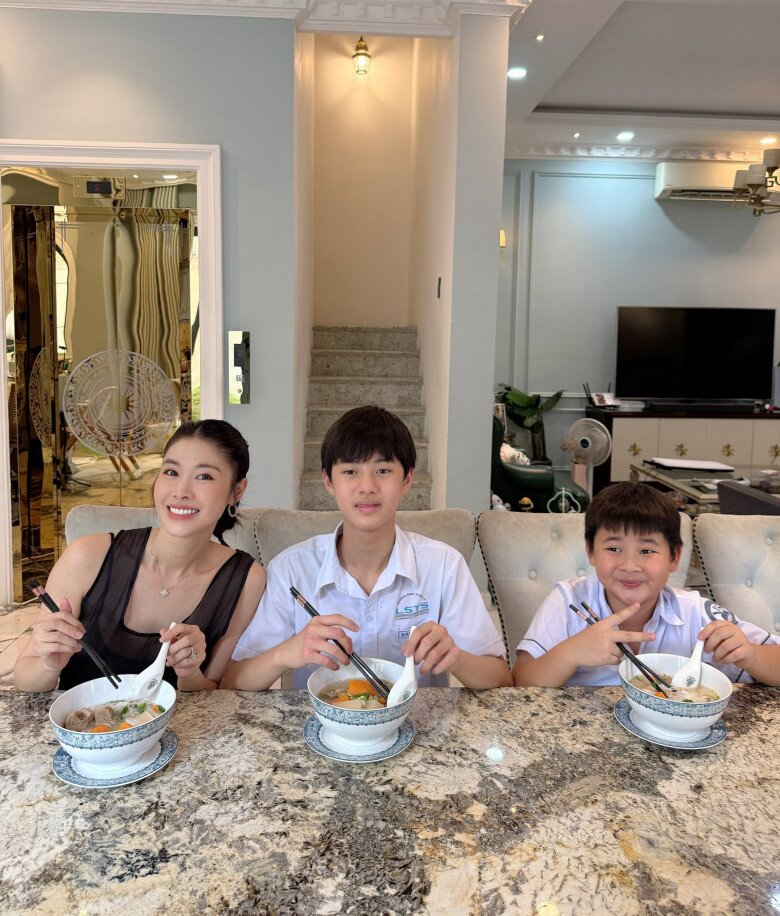 Làm mẹ 3 con, nữ đại gia TP.HCM ngày nào cũng ngủ 4 tiếng, 6 giờ dậy nấu ăn, làm đến đêm không hết việc - 2