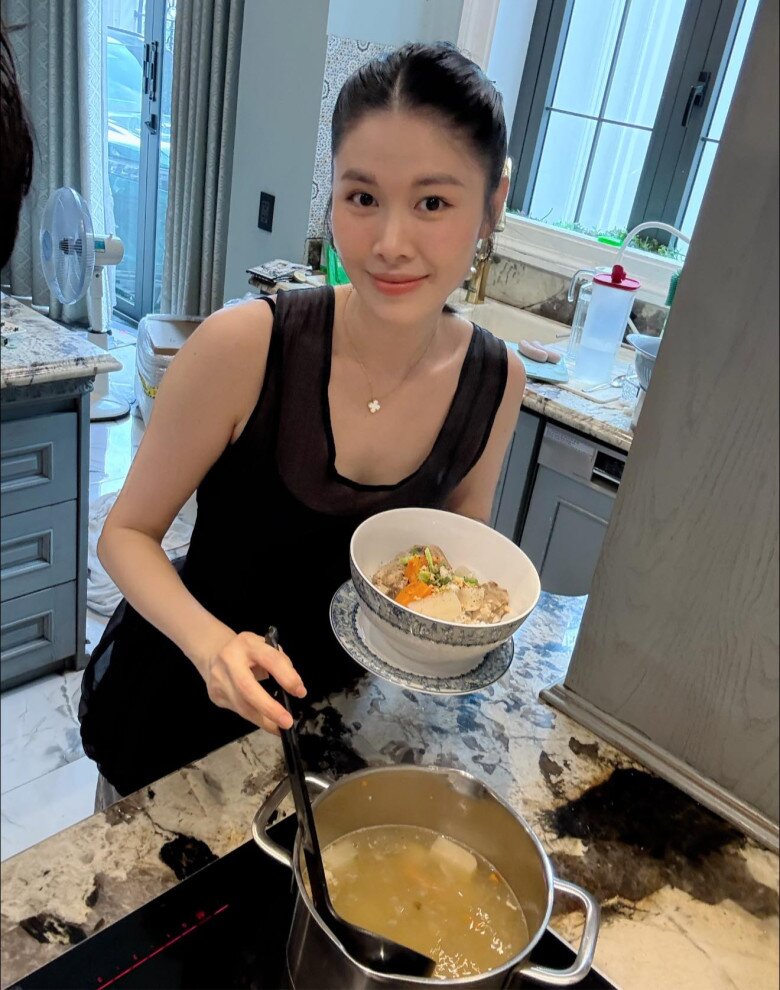 Làm mẹ 3 con, nữ đại gia TP.HCM ngày nào cũng ngủ 4 tiếng, 6 giờ dậy nấu ăn, làm đến đêm không hết việc - 5
