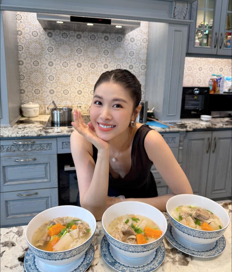 Làm mẹ 3 con, nữ đại gia TP.HCM ngày nào cũng ngủ 4 tiếng, 6 giờ dậy nấu ăn, làm đến đêm không hết việc - 3