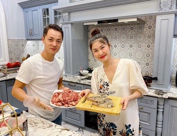 Làm mẹ 3 con, nữ đại gia TP.HCM ngày nào cũng ngủ 4 tiếng, 6 giờ dậy nấu ăn, làm đến đêm không hết việc - 12