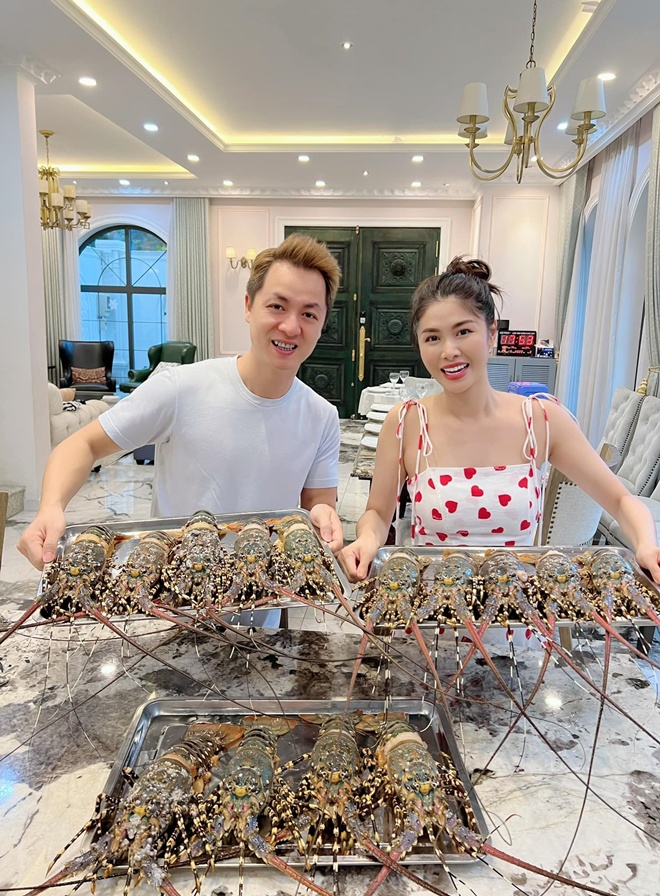 Làm mẹ 3 con, nữ đại gia TP.HCM ngày nào cũng ngủ 4 tiếng, 6 giờ dậy nấu ăn, làm đến đêm không hết việc - 11
