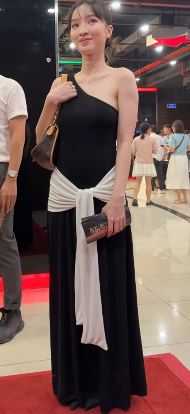 Gu ăn mặc của mẹ bỉm lột xác hoàn toàn so với khi ở nhà.