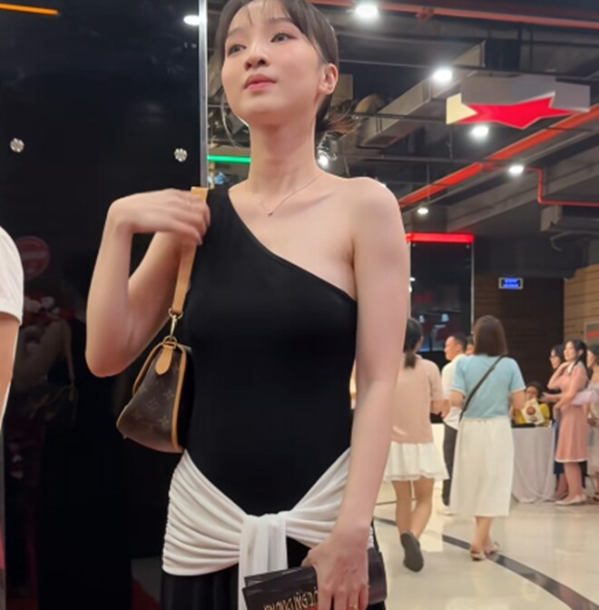 Mẹ bỉm thỉnh thoảng xuất hiện cùng chồng ở sự kiện.