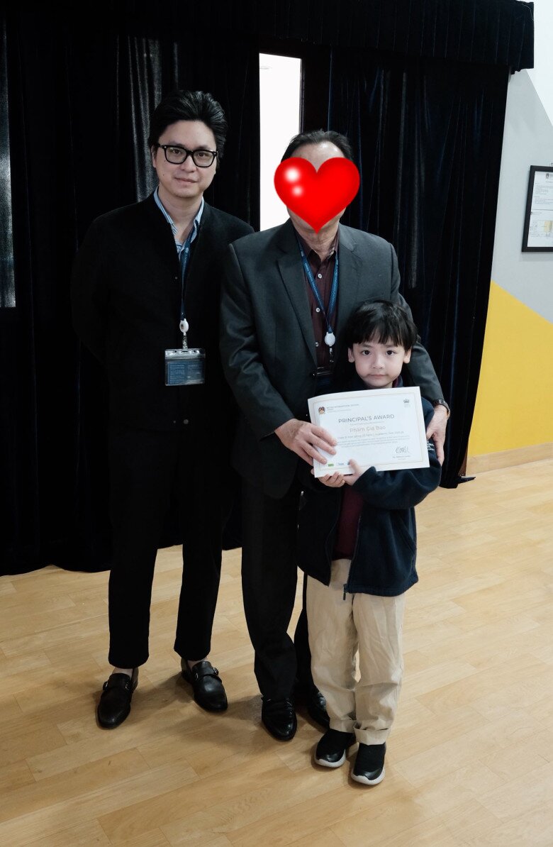 Cậu nhóc mới đạt được thành tích tốt trong học tập, được cả ông nội quyền lực và bố tới tham dự.