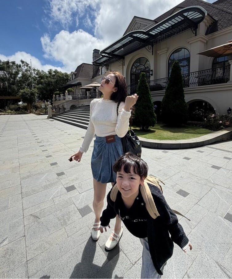 Á hậu Dương Tú Anh dành nhiều năm liền ngưng sự nghiệp để chuyên tâm nuôi dạy quý tử.