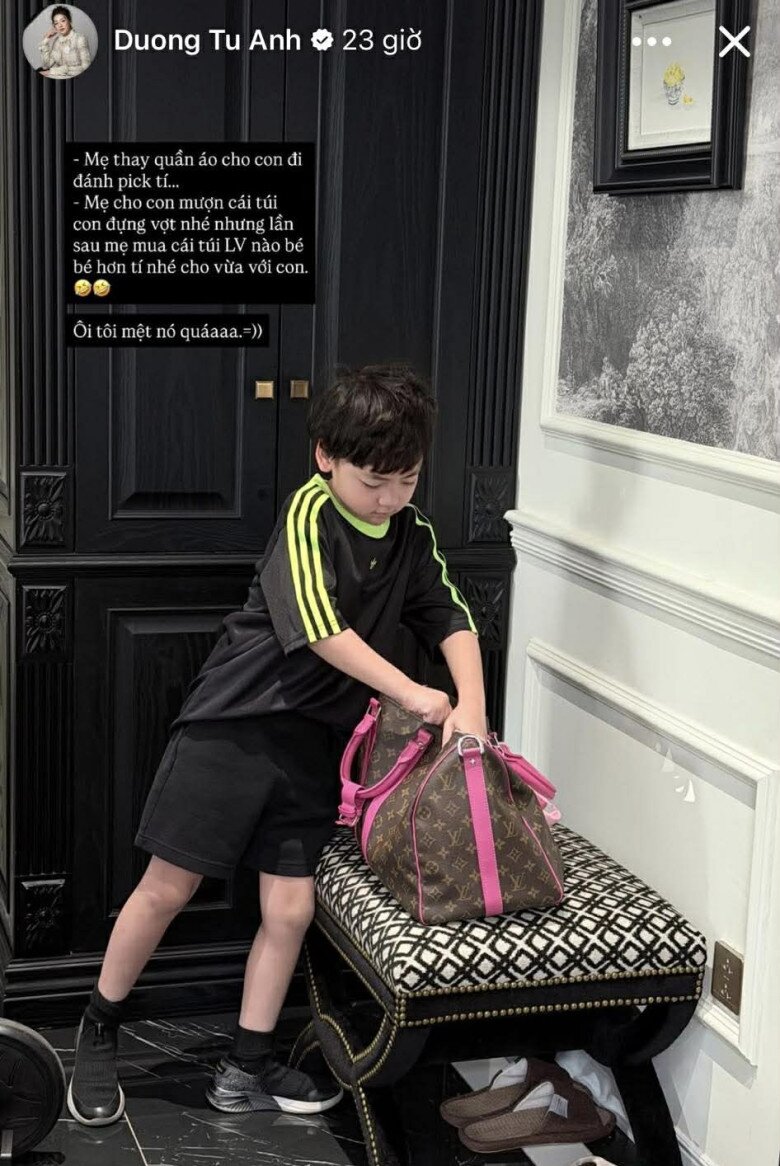 Bé Kem hài hước đòi mẹ mua túi nhỏ để hợp với mình.