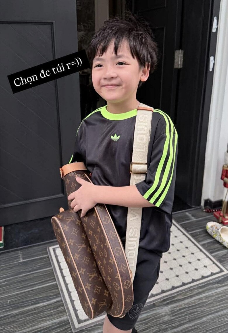 Á hậu Tú Anh chiều lòng con trai để cậu bé thích chơi thể thao.