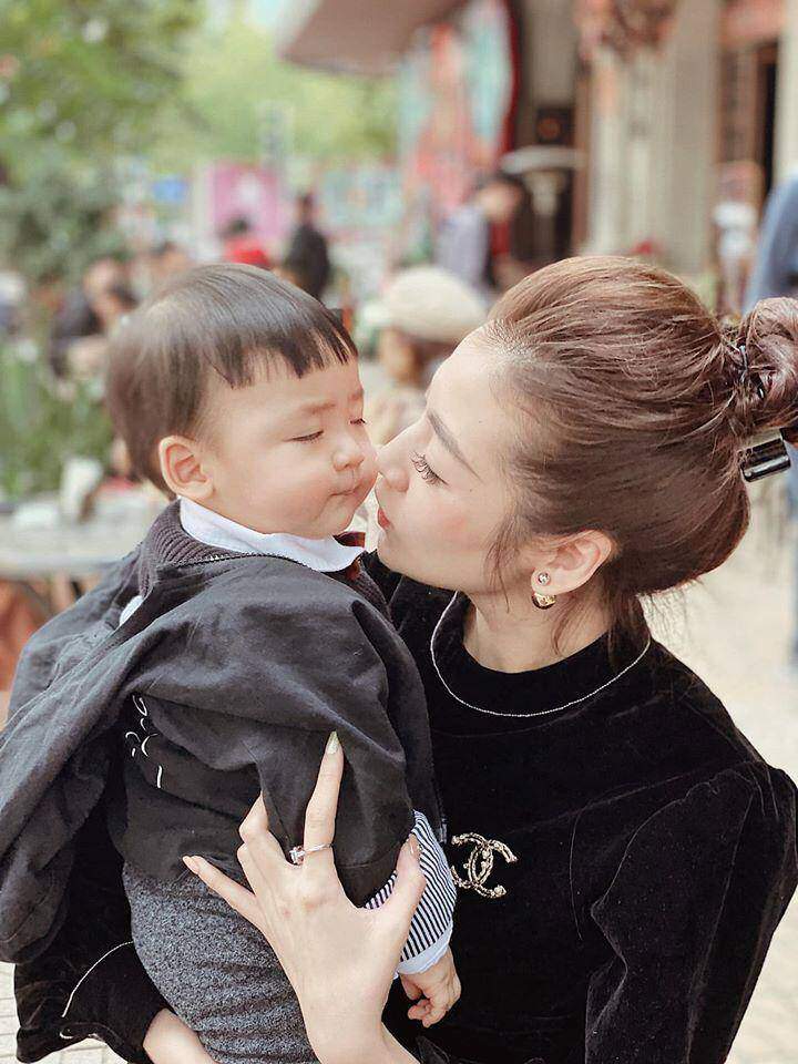 Ngay từ khi còn nhỏ, bé Kem đã rất được mẹ bỉm yêu mến.