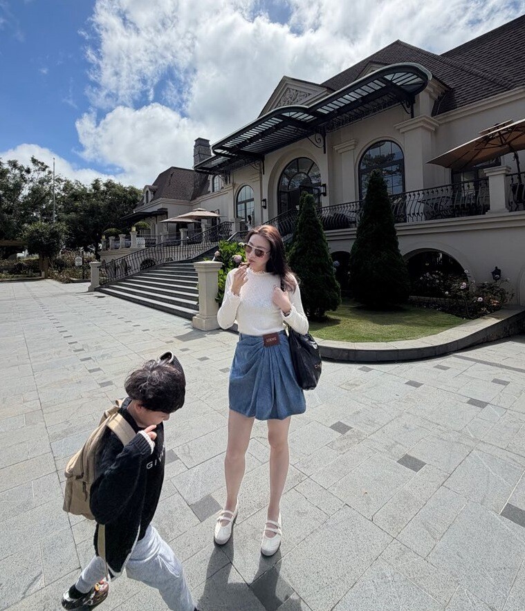 Giờ đây khi các con đã lớn, bà mẹ tận hưởng những khoảnh khắc hạnh phúc.