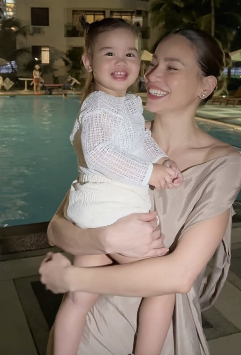 Dù đã có con gái nhưng Hồ Ngọc Hà cũng mê cô nhóc.