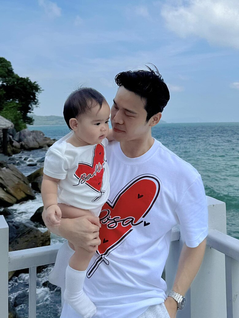 img src/upload/4-2025/images/ngavt/lisa-con-gai-ho-ngoc-ha-chieu-chuong-em-gai-lai-tay-__7_n-1766378079-669-width780height1040.jpg /