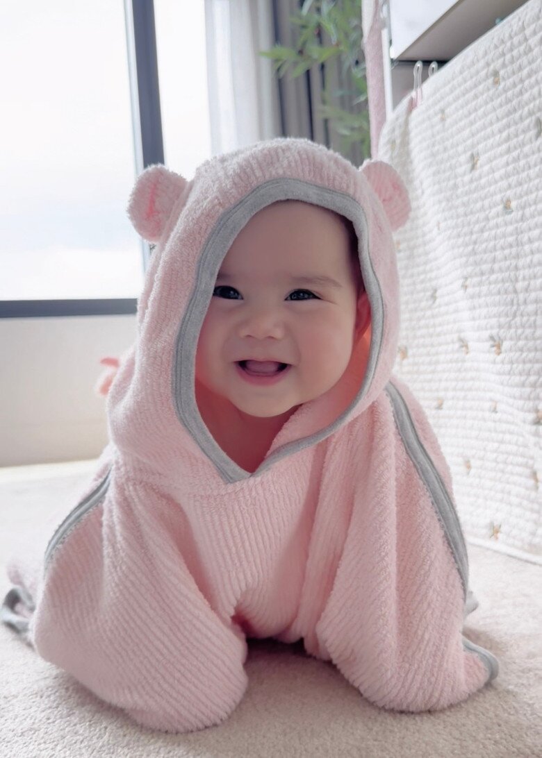 Cô bé sở hữu gương mặt tròn bầu bĩnh.