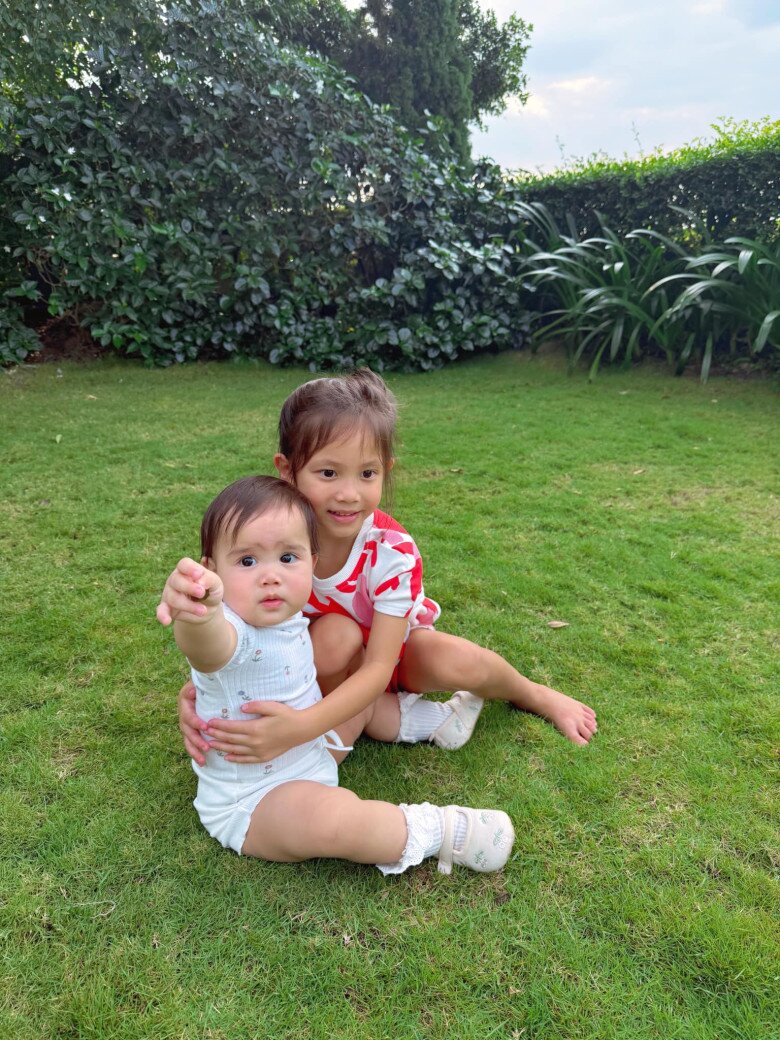 img src/upload/4-2025/images/ngavt/lisa-con-gai-ho-ngoc-ha-chieu-chuong-em-gai-lai-tay-__4_n-1766378079-386-width780height1040.jpg /