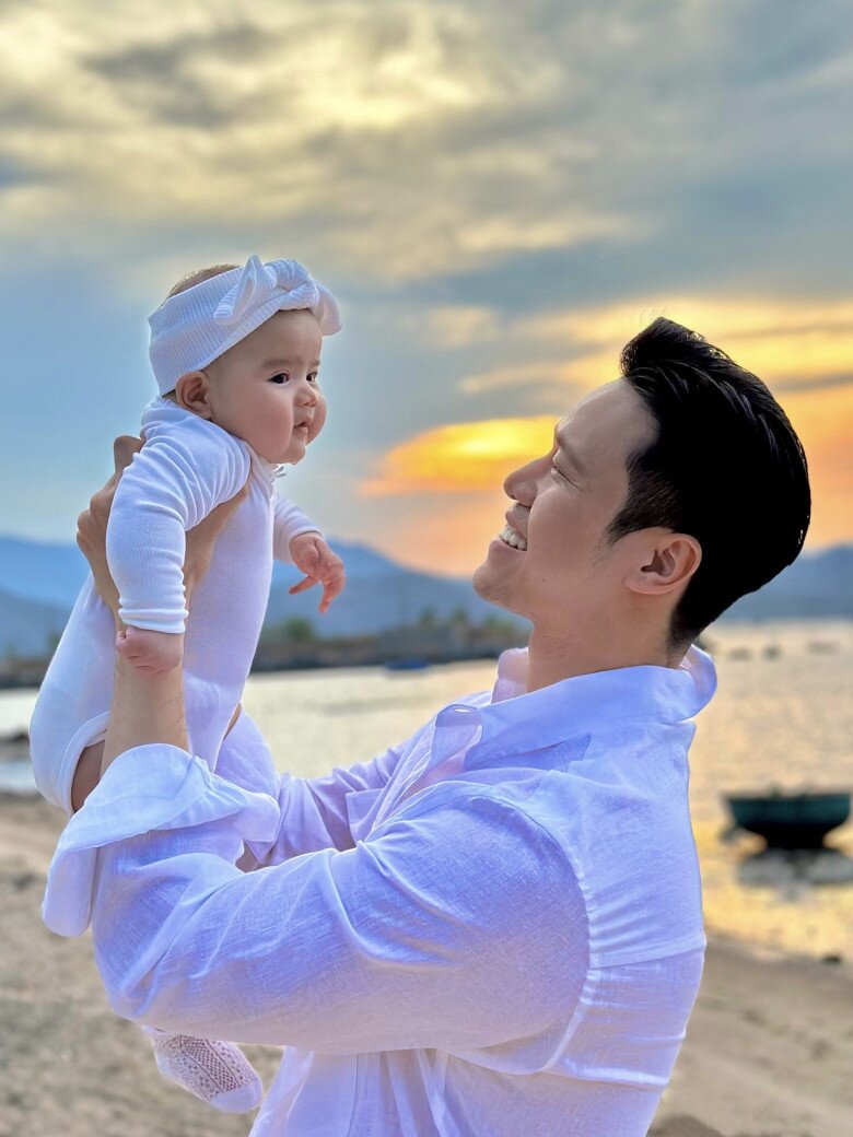 Ông bố không nhắc đến mẹ ruột của bé Rosa.