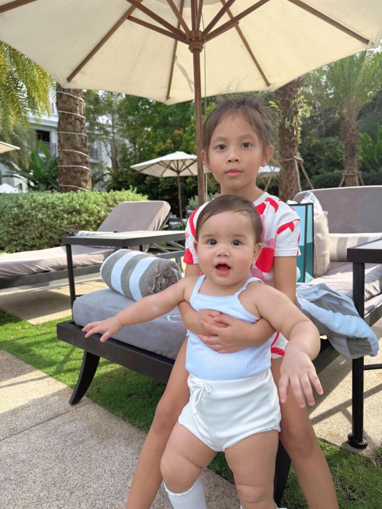 Lisa con gái Hồ Ngọc Hà chiều chuộng em gái lai Tây, cô nhóc có gia thế không vừa - 18