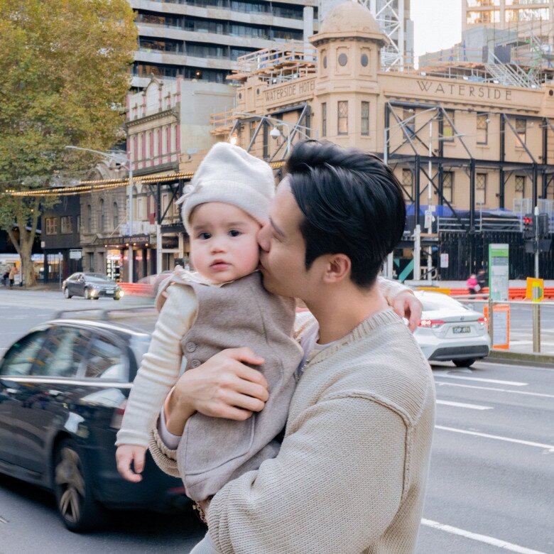 Ông bố thường xuyên cho Rosa đi du lịch nước ngoài, khám phá thế giới để bé dạn dĩ hơn.