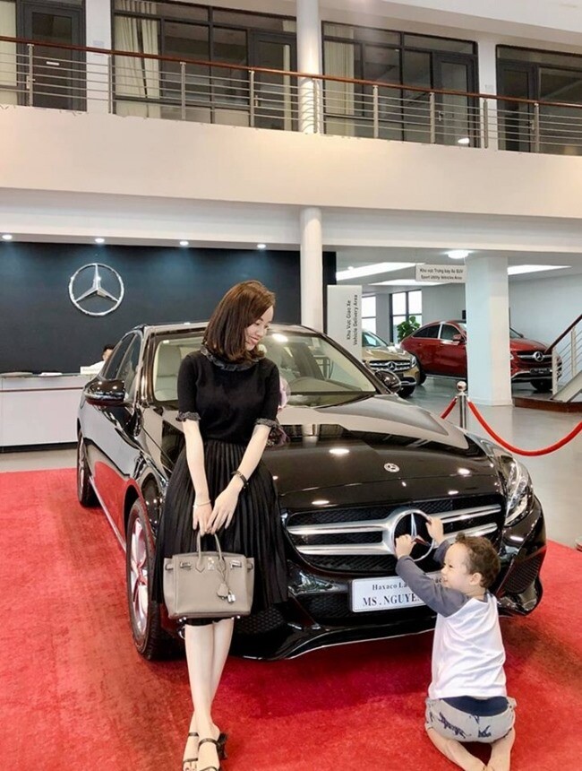 Tậu xe để đưa đón con trai đi học, tránh nắng tránh mưa.