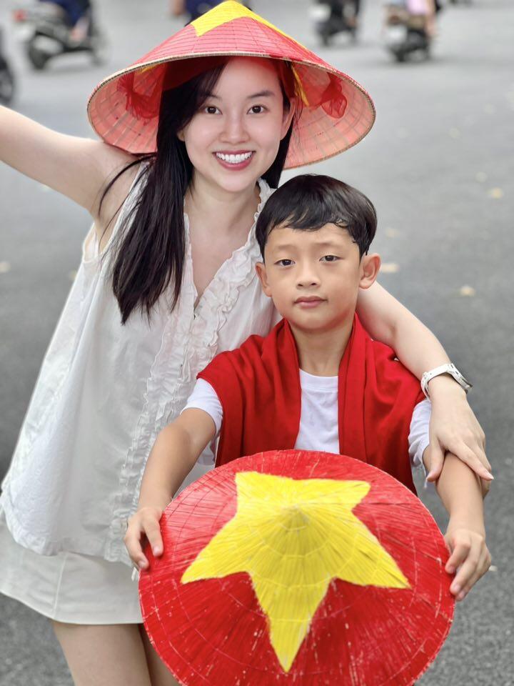 Bé Khoai Tây được khen là em bé ngoan, có thành tích học tập tốt và rất yêu thương mẹ.