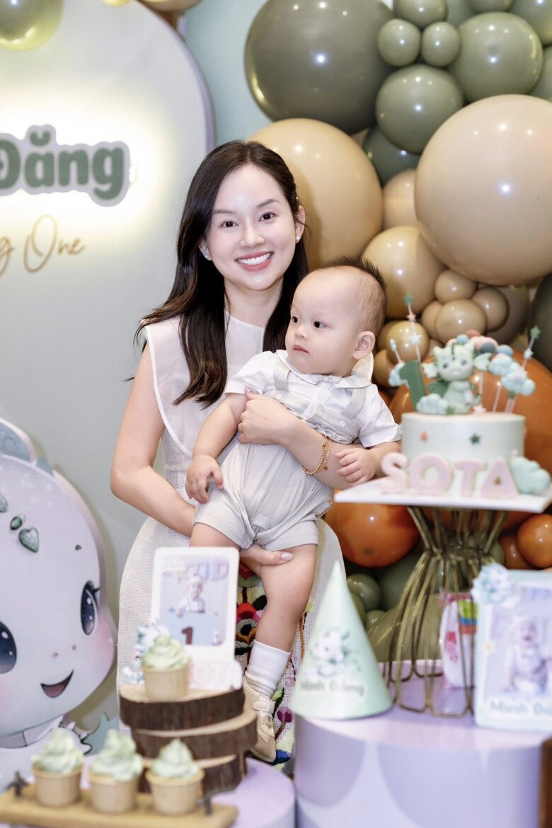 Bé Sota hơn 1 tuổi, được khen đẹp như em bé Tây nhờ nước da trắng trẻo.
