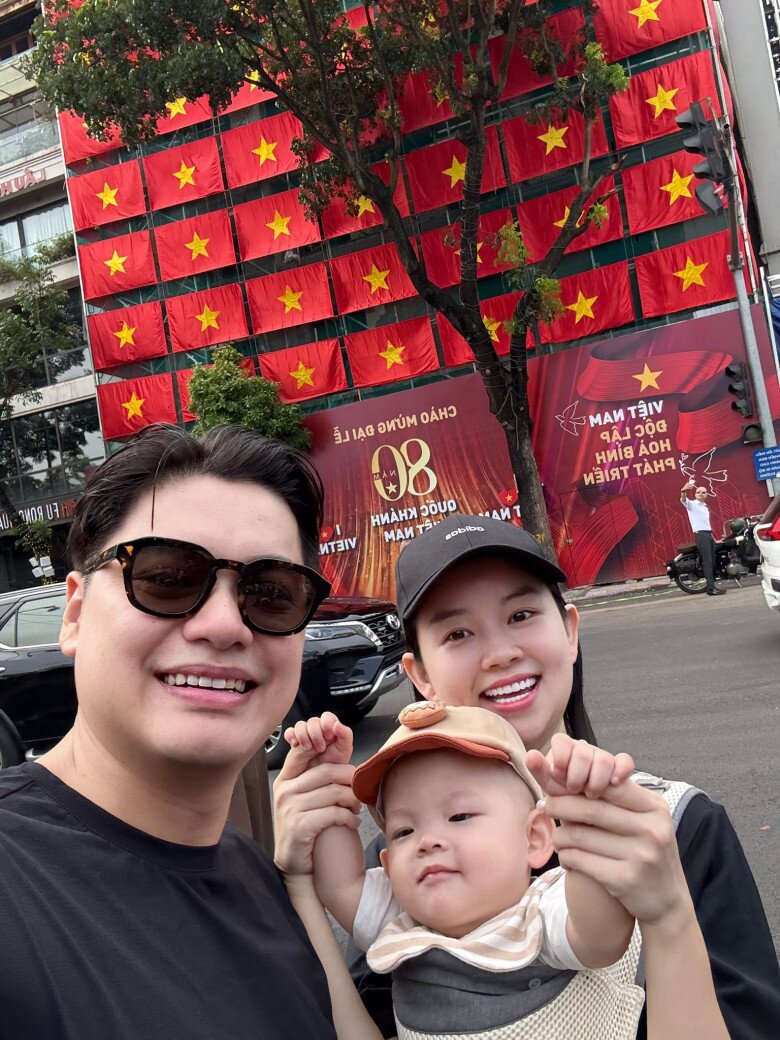 Cô được ông xã ủng hộ, đồng hành trong mọi việc, từ con cái đến sự nghiệp.