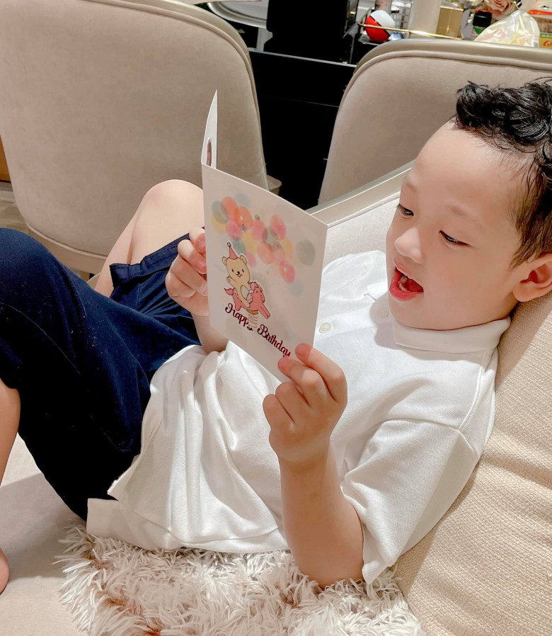 Cậu nhóc ít tuổi nhưng rất hiểu chuyện, ngoan ngoãn.