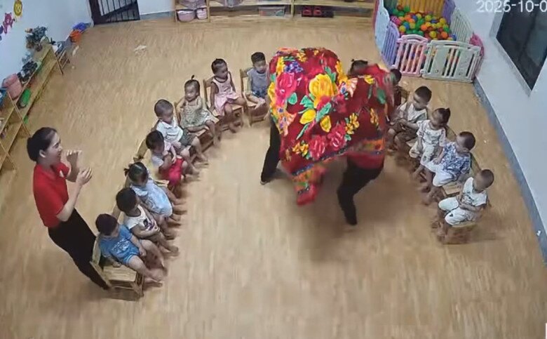 Vậy nhưng không một em học sinh nào vỗ tay mà chỉ ngồi im nhìn. Có lẽ các em cũng đang không hiểu cô làm gì.