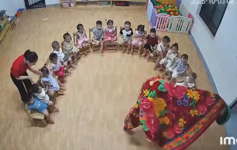 Quá chán với phản ứng của học sinh, các cô xin rút lui.