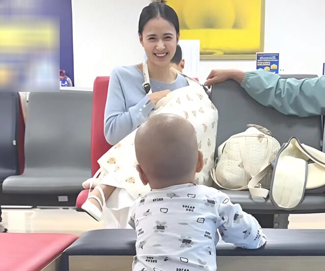 Gương mặt và nụ cười thân thiện của mẹ bỉm gây sốt mạng xã hội. (Ảnh cắt từ clip Sóc Trọc Mê Ăn)