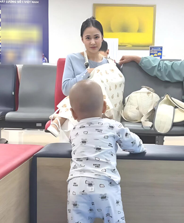 Mẹ bỉm Hà Nội cho con bú ở phòng chờ tiêm gây sốt MXH vì xinh giống hệt mỹ nhân đẹp nhất Philippines - 3