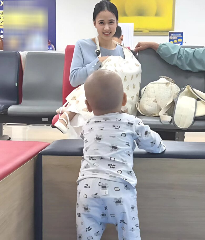 Mẹ bỉm Hà Nội cho con bú ở phòng chờ tiêm gây sốt MXH vì xinh giống hệt mỹ nhân đẹp nhất Philippines - 4