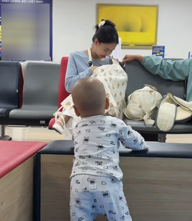 Người mẹ rất tế nhị khi cho con bú nơi công cộng.